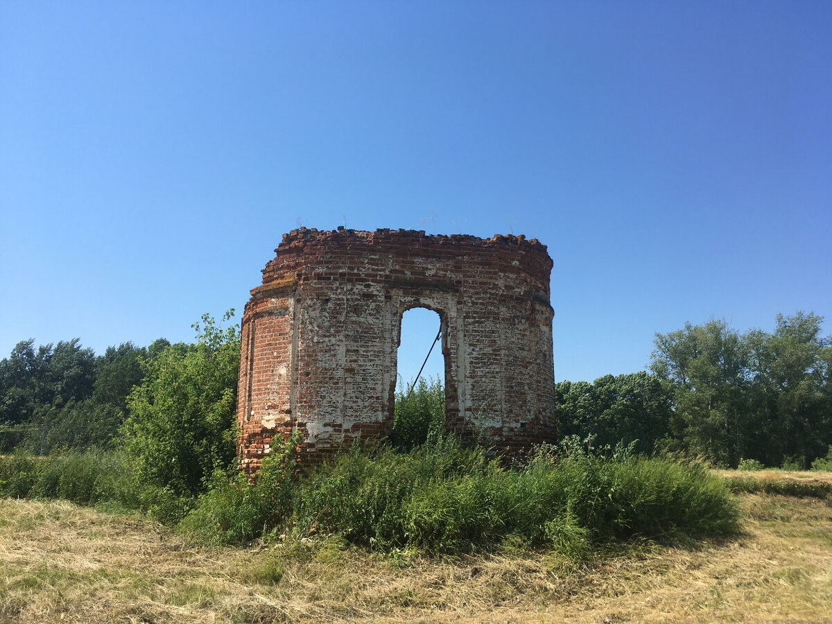 Село Вечерлей. Руины церкви Спаса Преображения. Храм был разрушен в 1950-е гг. Фото автора. 2022 год. 
