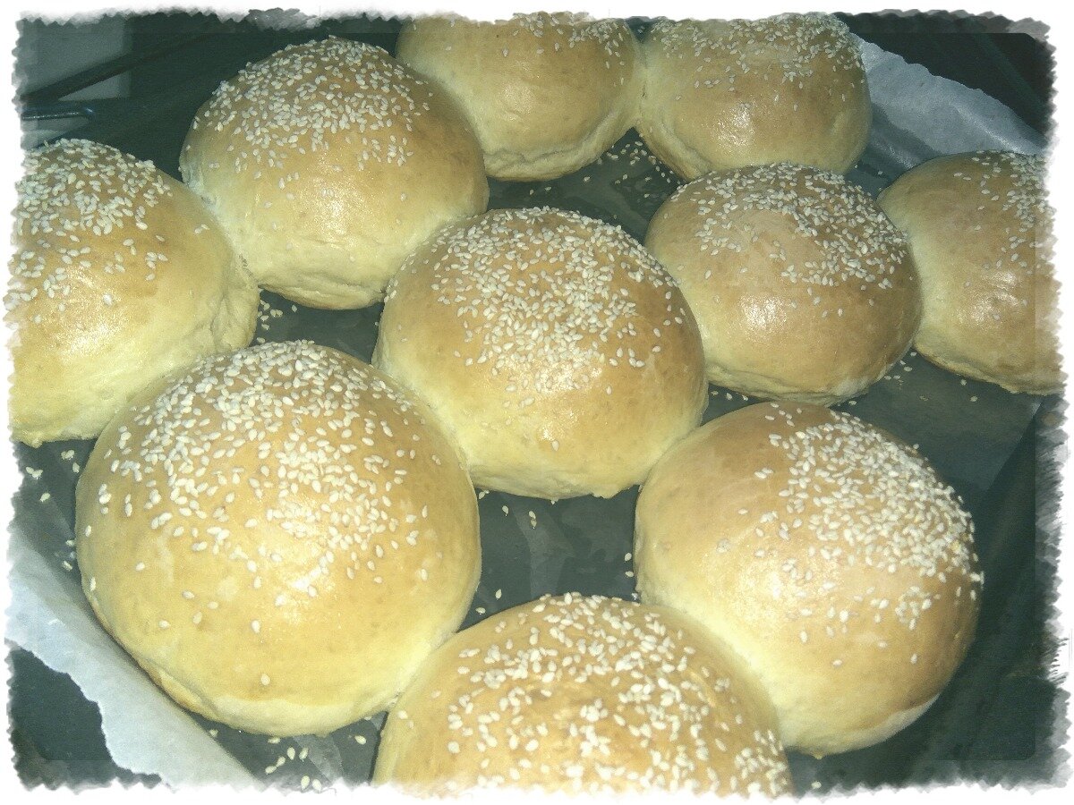 Булочки с кунжутом в духовке сладкие на дрожжах