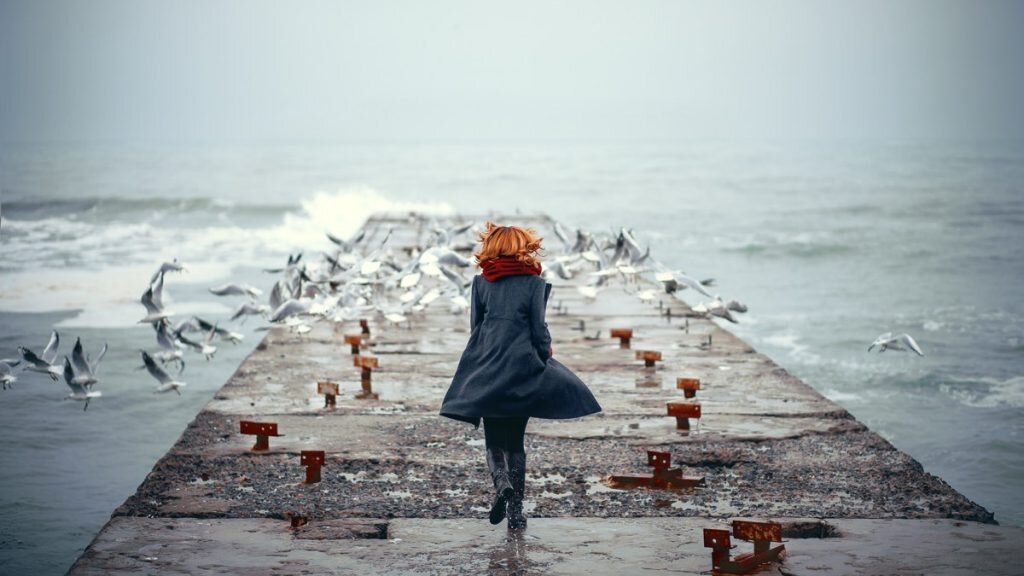 Уходите, мысли, восвояси,  обнимись,  души и моря глубь. Тот,  кто постоянно ясен — тот, по-моему, просто глуп.