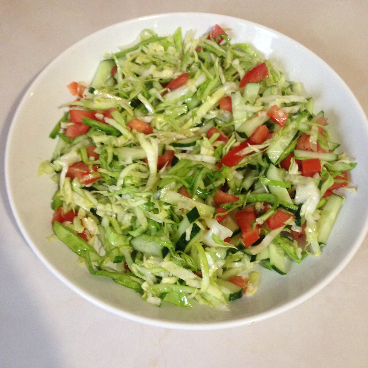 Рецепты салата помидоры огурцы капуста лук. Салат весенний. Овощной салат. Салат овощной с капустой. Салат весенний с овощами.