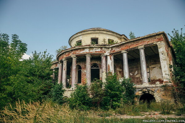 Привет всем! Продолжаю разбирать свои фотки с летних полазушек. Вот перед вами дворец, построенный князем Владимиром Николаевичем Воейковым для своего крестника сына Николая II царевича Алексея.

Фото 1. 

