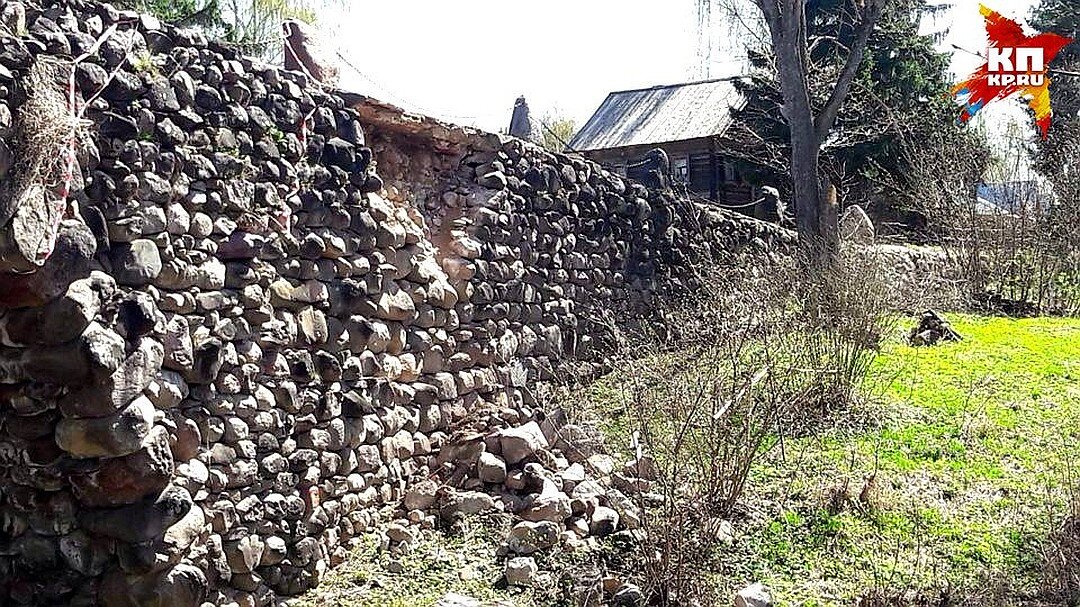 59

Актуальные кадры с места происшествия корреспондента "Комсомольской правды" Ирины Тарасовой. Ссылка на материал - здесь. Как мы видим, мост цел. Обрушение действительно имеет место быть, но оно фрагментарно.
