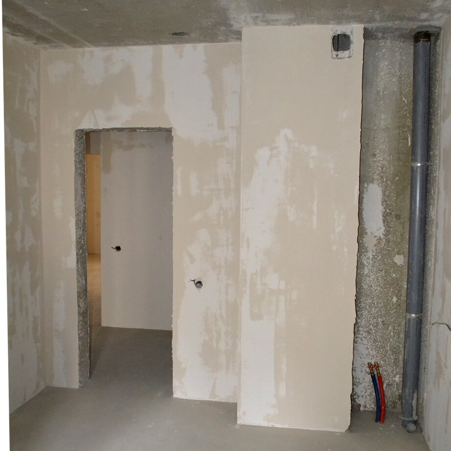 Однако по опыту приемки квартир – квартир без дефектов и недоделок не бывает: вопрос только в их количестве и трудоёмкости устранения. Поэтому при самостоятельном ремонте квартиры до её передачи от застройщика возможны «подводные камни» по двум вариантам: 
    1. Застройщик добросовестный, идёт навстречу дольщику в устранении имеющихся дефектов в квартире при их обнаружении. Вы начинаете ремонт и через время обнаруживаете какой-либо дефект – например,  при запуске (испытании) отопления появилась протечка. Застройщик соглашается, дефект устранить, только вот на полу кухни вы уже уложили плитку – а протечка находится в полу. Снимать плитку при поиске протечки, а затем укладывать её обратно придётся за свой счёт – это лишние затраты, которых можно было избежать. Это, так сказать, лучший вариант развития событий. Второй вариант развития событий гораздо хуже.

   2. Застройщик недобросовестный (или у него кончились деньги – что то же самое). В этом случае при приемке квартиры застройщик может начать утверждать, что имеющиеся дефекты – это результат неквалифицированного ремонта в квартире, произведённый дольщиком (или фирмой, нанятой дольщиком). Например, это может быть слишком толстый слой штукатурки, или вмятины на входной двери, или сняли и унесли батареи отопления и т.п. Доказать через суд (если будет такая необходимость), что виноват застройщик будет крайне сложно, а чаще всего – невозможно, и устранять дефекты в квартире в этом случае придётся за свой счет.