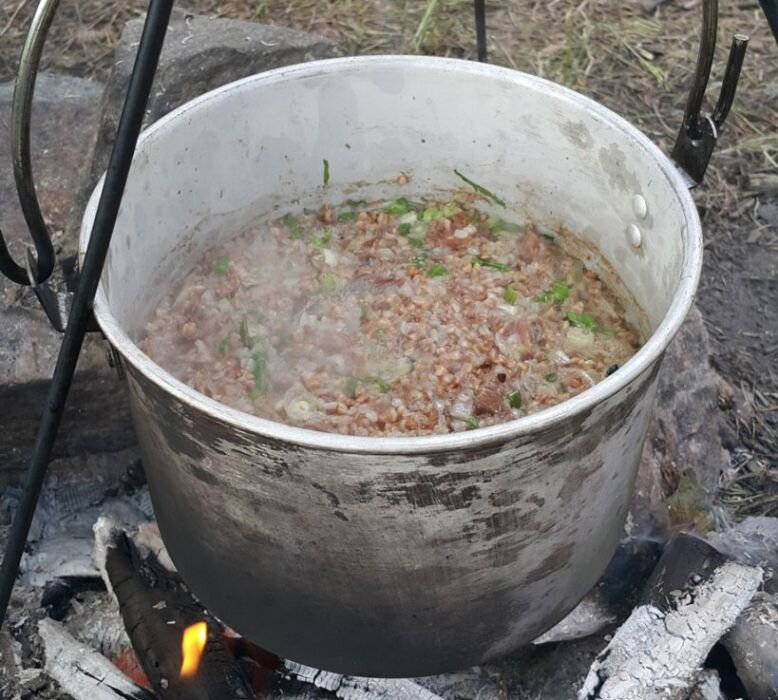 Солдатскую кашу на костре нередко готовят на основе гречи 