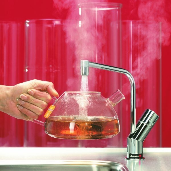 Налей воды в чай. Горячая вода в чайнике. Горячая вода из под крана. Чайник наливает воду. Чайник с краном для воды.