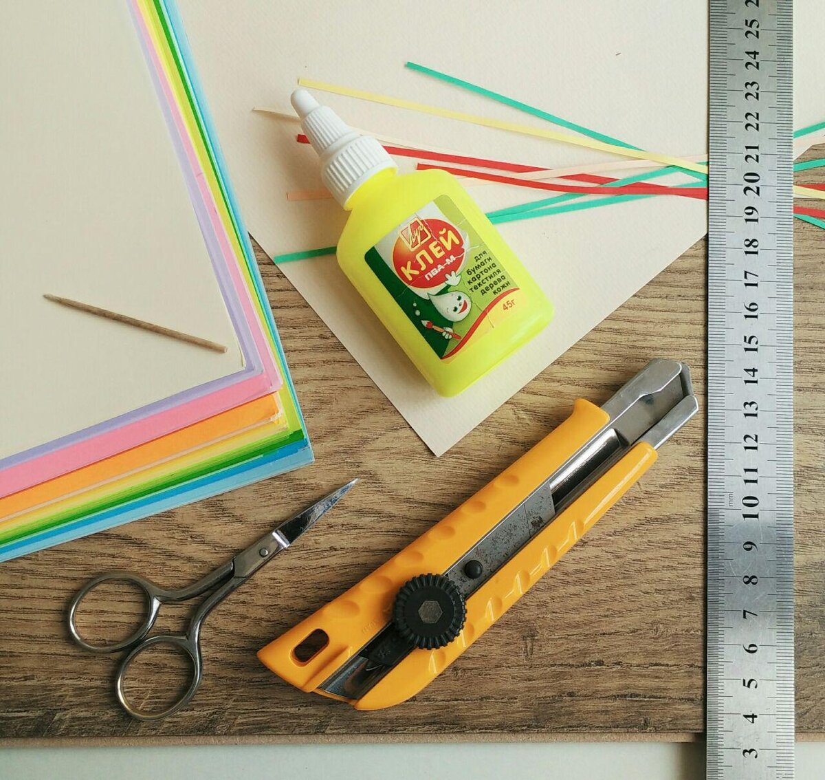 На фото все инструменты и материалы для квиллинга для начинающих