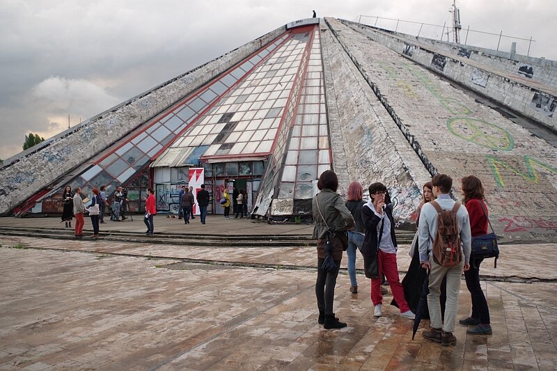   В центре города Тирана, столице Албании, с 1988 года расположен масштабный памятник бывшего режима – «Пирамида Тирана».-2