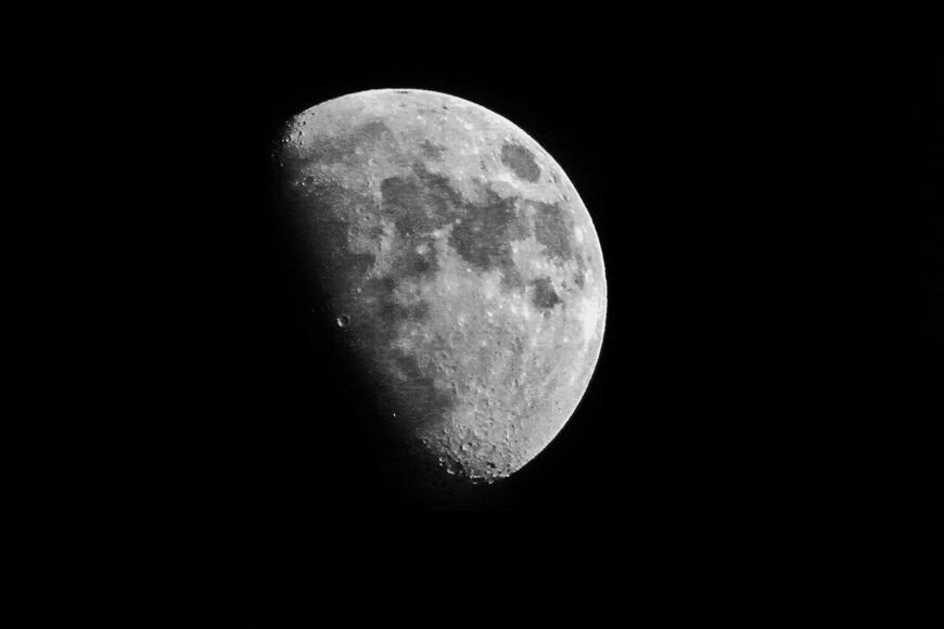 Луна - спутник земли.