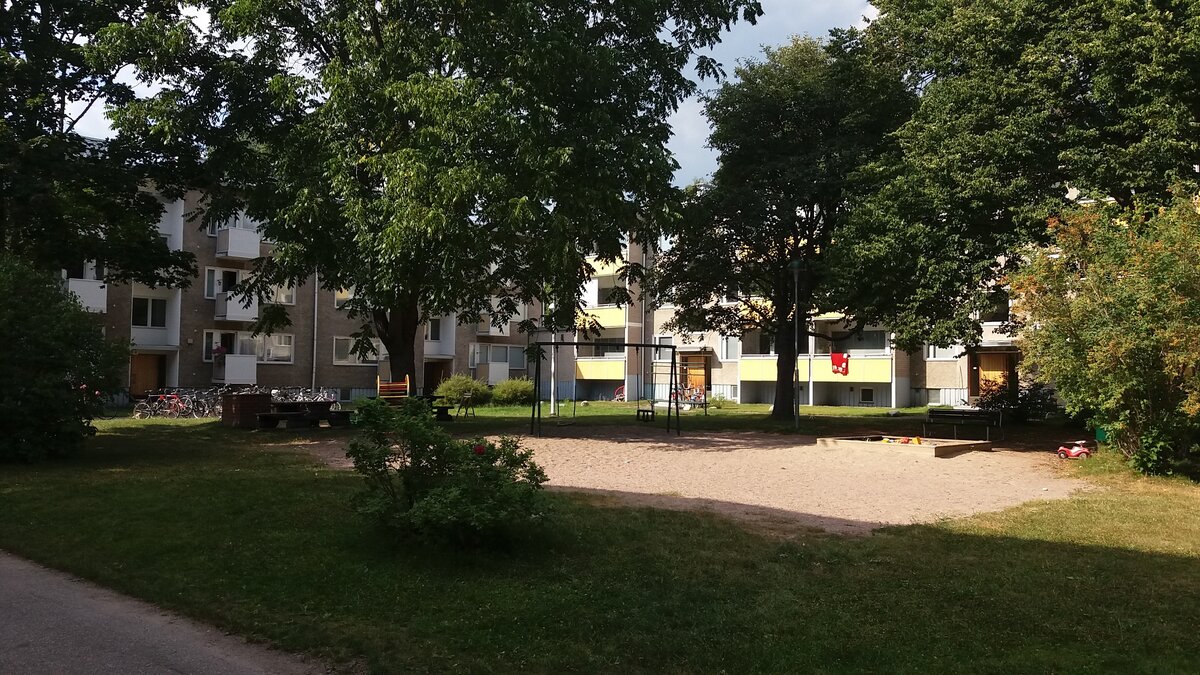 Двор типичной финской многоэтажки в районе Пуотила