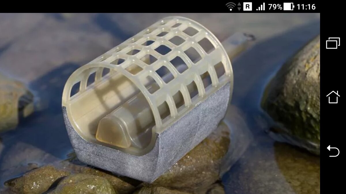 Фото фидер кормушка в стоящей воде.