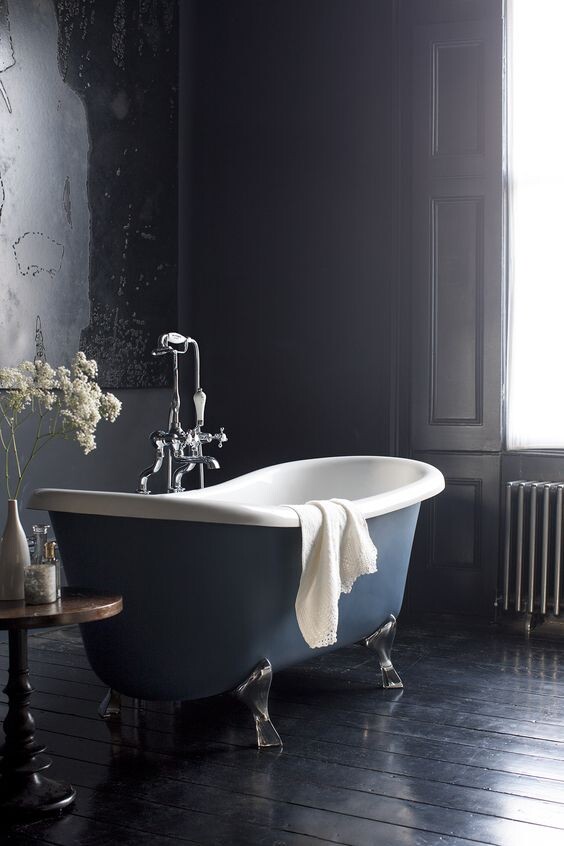 Выглядят они, конечно, роскошно и элегантно. Но с установкой бывают сложности, т.к. такие ванны требуют больших помещений. Ухаживать за ними еще сложее: у отдельностоящей ванны чаще всего будет глянцевая, не пористая поверхность, которая требует специальных средств. Кроме того, из-за высоких бортиков из такой ванны будет неудобно вылезать. Мыться вам будет нужно все время сидя, а если захотите принять душ, потребуется круговая шторка, чтобы на полу ванной комнаты не образовалось мокрых луж.