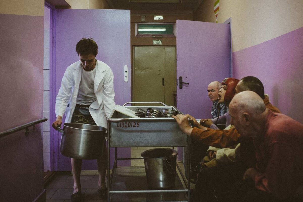 Санитар «Девятки» Геннадий Смоляк несет жителям обед. Фото: Александр Васюкович, Имена