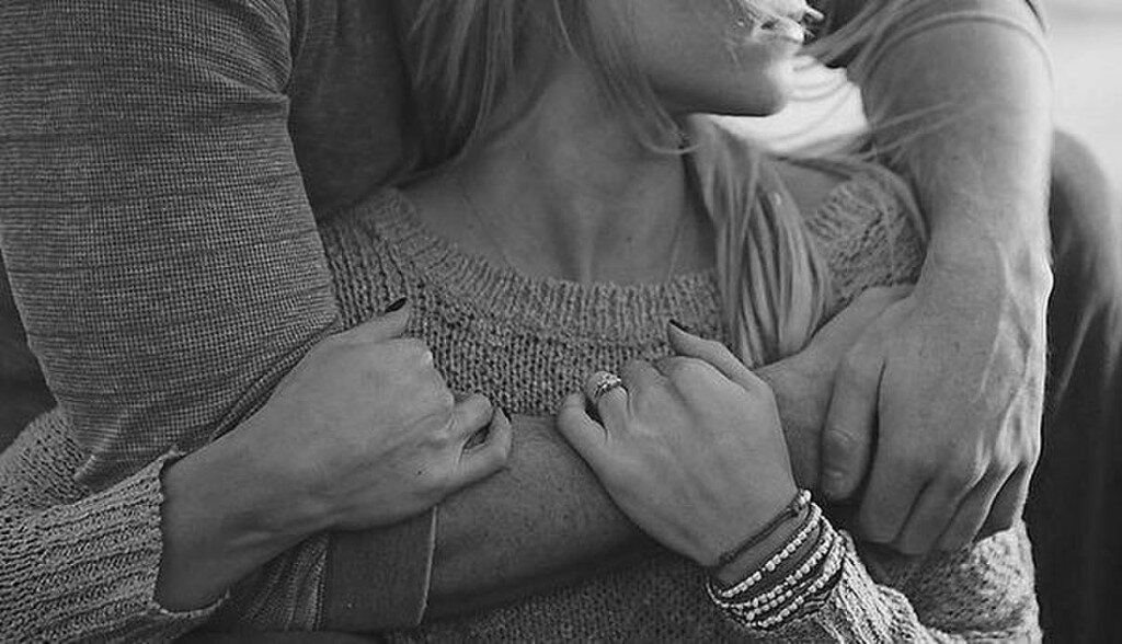  По тому, как мужчина обнимает можно понять, что в действительности он чувствует к вам, насколько крепки ваши отношения.