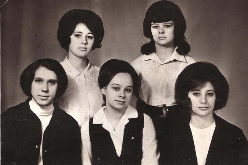 Подруги  по общежитию: Валентина Гапеенко (Дресвянская), Людмила Грибок  (Багаева), Нина Горенская (Шефер). Стоят: Любовь Горшкова (Бубович) и  Лариса Ильина (Злобина).