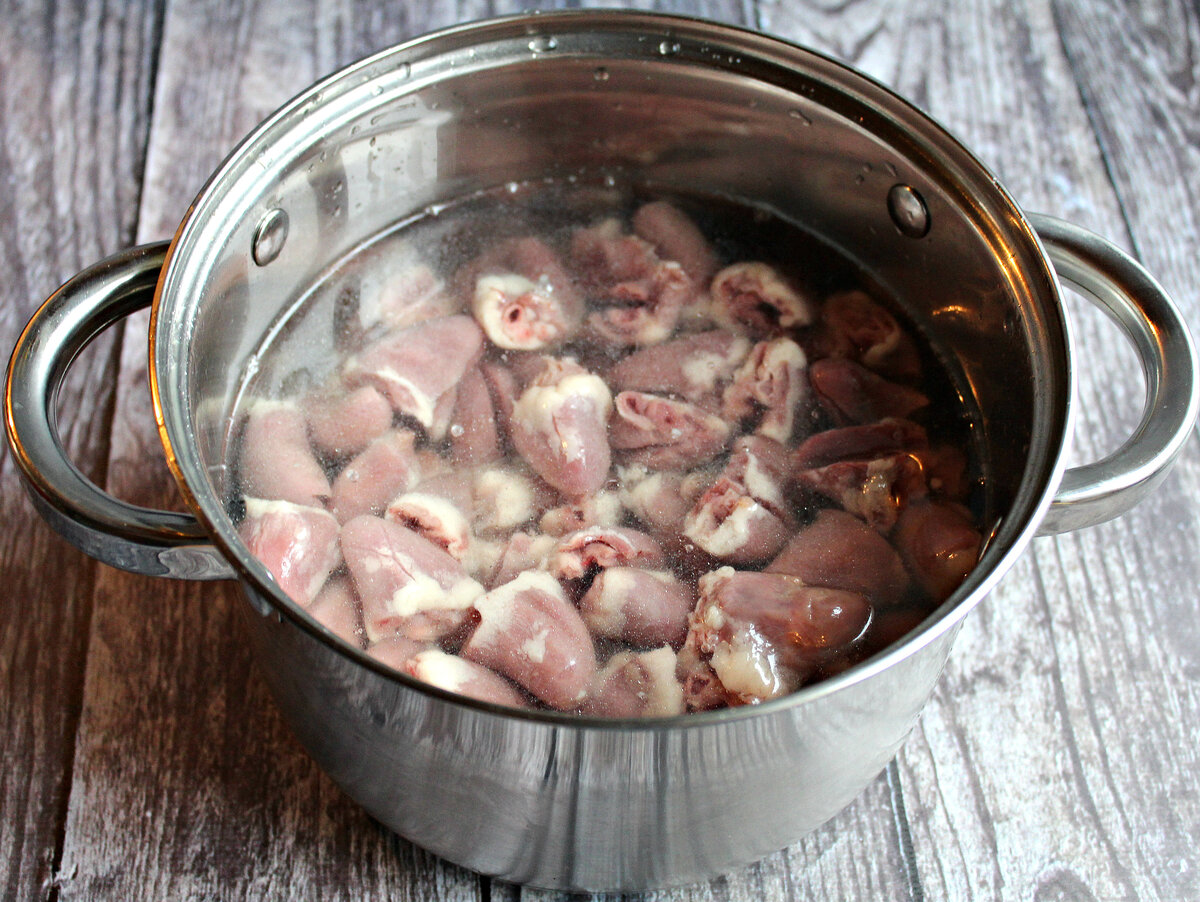 суп с фрикадельками в кастрюле на плите. кастрюля для тушенки. Chicken leeks. кастрюля куриные рецепты. куриный суп в кастрюле.