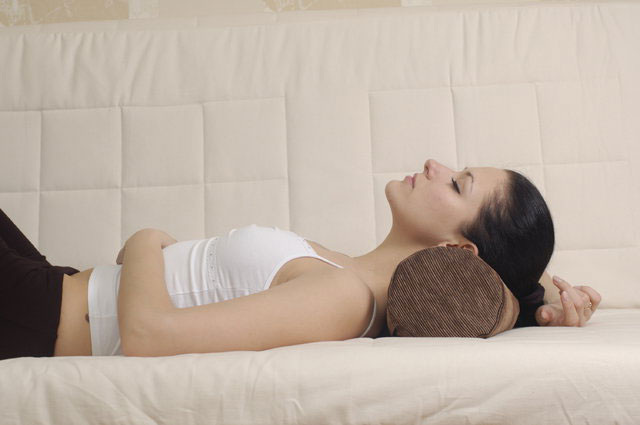 Фото с сайта https://mebel-7ja.ru/blog/podushki-valiki-dlya-sna