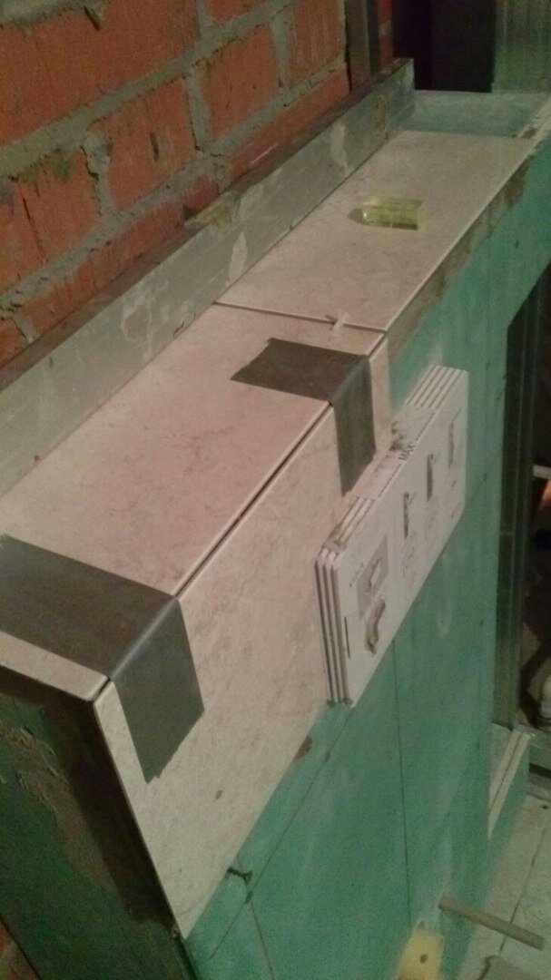 Решил, что не буду использовать угловые молдинги, плитку с внутренней стороны запиливал на 45 градусов. После затирки получается идеальный шов.