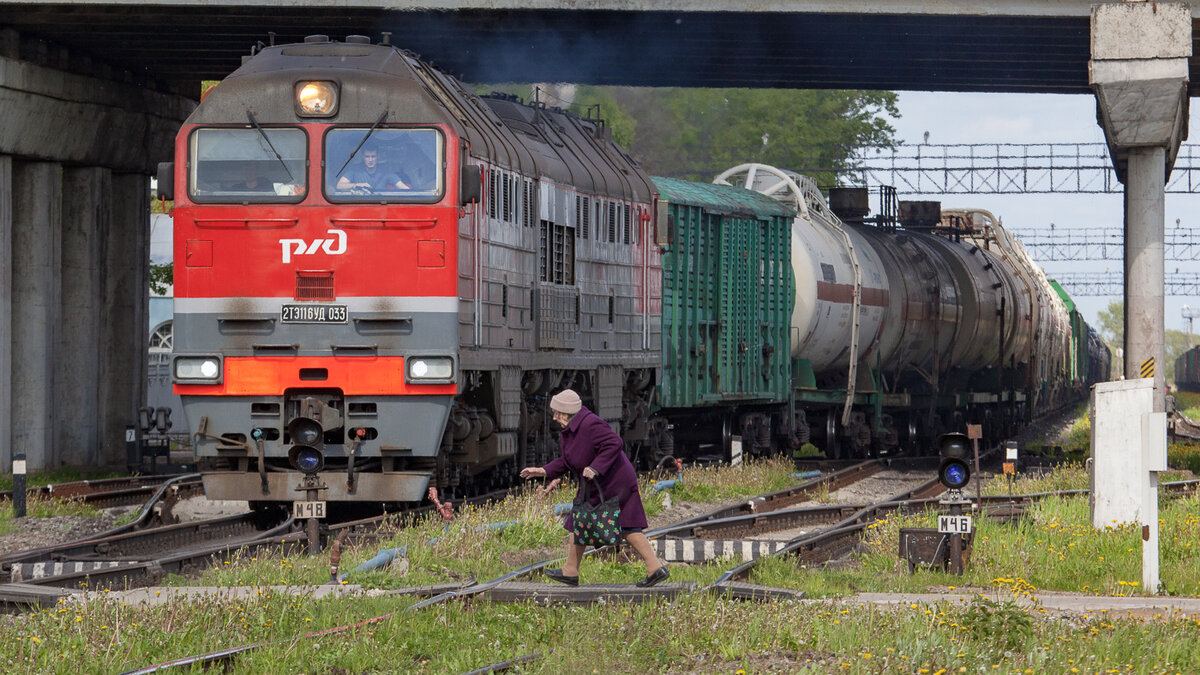 Тепловоз 2ТЭ116УД в Старой Руссе.