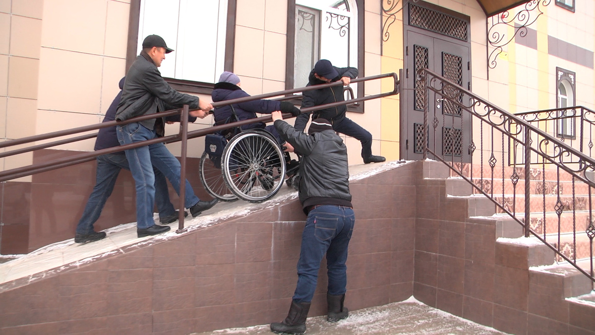 В 2018 году в России проживает 11.9 млн. не трудоспособного населения.Пенсии по инвалидности составляют: 3-я группа-2491 рубль; 2-я 4985; 1-9965 рублей.Если инвалид не работает,то как ПРОЖИТЬ на такие деньги,уму не постижимо!!! Устроиться на работу инвалидам сравнимо с бегом на длинные дистанции с многочисленными препятствиями .Наше законодательство обязывает работодателей принимать их на работу не чиня препятствий .да где уж там,найдут сотню причин для отказа ,а если предложат, то с такими условиями труда и с такой зарплатой,что даже здоровый человек от неё откажется! А бытовые условия существования просто не выносимы,особенно для тех ,кто живет в старых домах да ещё без лифта,они годами сидят в своих квартирах не выходя на улицу.Хорошо если у них есть родственники,которые им помогают,а если он одинокий- труба дело,лезь хоть в петлю!Мне могут возразить: есть же социальные работники, да есть,но во-первых это ,что ни говори чужие люди,а во-вторых придут на полчаса принесут лекарства,продукты,хорошо если что-нибудь поесть приготовит ,а порой и этого не дождешься им всегда некогда! Инвалидам в общественный транспорт не попасть, в магазин,аптеку и др.общественные места посетить требует больших усилий. Правда кое-что делается в этом направлении,но уж слишком медленно и робко! Ну а где наша власть-она как всегда ОСЛЕПЛА, ОГЛОХЛА,к ней не добраться ,не дозвониться,не достучаться!!!Вот и приходиться  нашим инвалидам самим решать очень не легкие для них проблемы!!! 