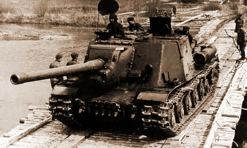 ИСУ-122 1-го польского тк переправляется через Нейсе.