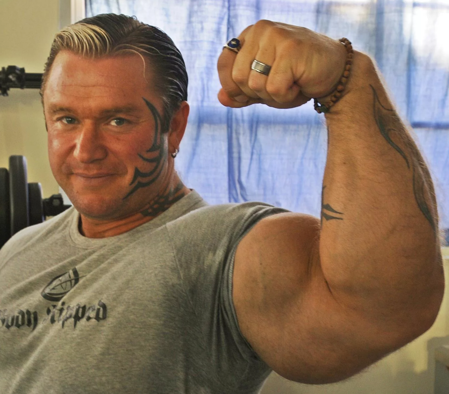 Lee Priest в очках