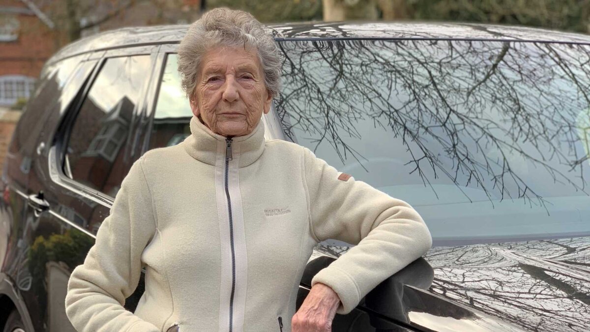 Фото: https://cdn.motor1.com/images/mgl/zMxWK/s1/former-land-rover-employee-reunited-with-car-after-70-years.jpg
