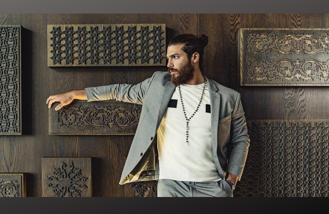 На фото Джан Яман, фотосессия для турецкого издания журнала "Hello"