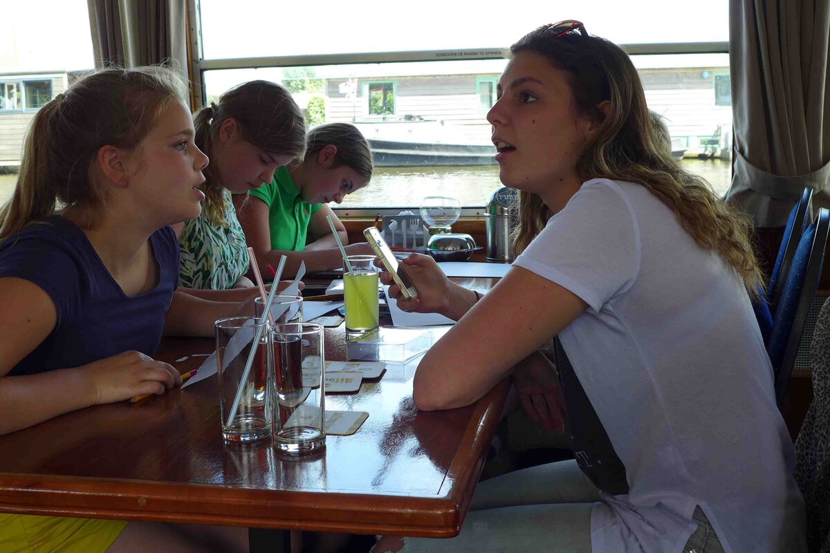 А так ли хорошо зарубежное образование? Давайте рассмотрим на примерах. В Нидерландах дети отправляются в школу, едва им исполнится 4 года, школьное образование в стране обязательное, да-да, именно обязательное, потому что за пропуск ребенком школы без уважительной причины родители могут отправиться за решетку на месяц или заплатить штраф, сумма, которого строго зависит от причины прогула, и это совсем не шутка! Существует даже статья в местном гражданском кодексе «Обязательное обучение 1969», закон принят королевой Нидерландов Юлианой 30 мая 1968 года.В стране огромный выбор общеобразовательных школ как с классическим, традиционным образованием, так и с экспериментальным: есть государственные, «свободные», католические, протестантские, мусульманские, валдорфские и частные школы.