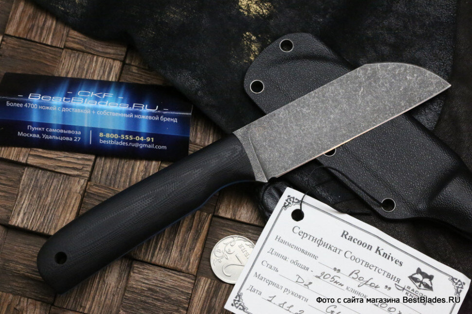 Увидев нож Racoon Knives Ворон на фотографии, я решил, что это простой инструмент ремесленника, однако, взяв его в руки, понял, что серьезно ошибался. Ошибался не в смысле его хорошего функционала, обусловленного специфической геометрией клинка и вытекающей из нее способности ножа к точному и быстрому резу своим кончиком (как это делают сапожные ножи), а в том, что Ворон оказался достаточно элегантным девайсом несмотря на свою геометрию, больше тяготеющей к «ремесленному» Sheepfoot blade, чем к благородному Wharncliffe. Чем же этот нож показался мне элегантным и как я оцениваю его функционал – читайте ниже.