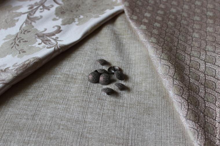  Смена дивана не входила в наш бюджет, но так дальше жить было просто  невозможно. Я решила сменить обивку и заменить подушки (эти слишком  жесткие) на обычные: либо перо, либо синтепон. Советую выбирать для этих  целей плотные синтепоновые — они хорошо держат форму, не осаживаются. 
 Обивку буду менять частично, сам каркас трогать не буду, т.к. материал  там в хорошем виде, плюс хорошо моется. Под смену пойдут: 2 стационарные  части дивана и одна часть выдвижная. Те, что стационарные, со стяжкой,  ее я оставлю, но сделаю с пуговицами (давно хотела). По поводу выбора  материала для обивки: в принципе, можно использовать обычную  понравившуюся ткань, но все же советую брать именно обивочную, она  значительно плотнее и у нее выше износостойкость, что в случае дивана  немаловажно. Я выбрала шенилл на основу и жаккард-шенилл на декоративные  подушки. Иногда они встречаются в обычных магазинах тканей, но  лучше  обратиться в профмагазины. Там огромный выбор на абсолютно любой вкус.  Цены самые разные, советую обратить внимание на «остатки», во многих  магазинах есть мерный лоскут, там можно купить великолепные материалы по  бросовым ценам. Эти «остатки» бывают довольно крупных размеров  (например, у моей ткани один из предлагаемых кусков был 21,5 м). Та  ткань, что понравилась мне, стоила 300 р/метр, ширина 140. Это она на фото выше.
  