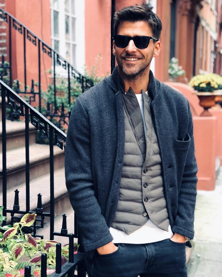 Примерно так носит пуховый жилет Johannes Huebl