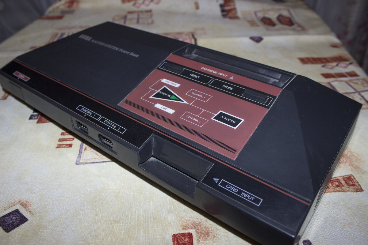 В 90-м году у меня появилась первая игровая приставка - 8-битная Sega Master System.