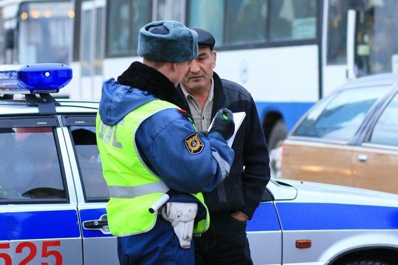 Инспектор что-то навязчиво объясняет водителю