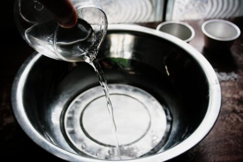 Вода в серебряной таре