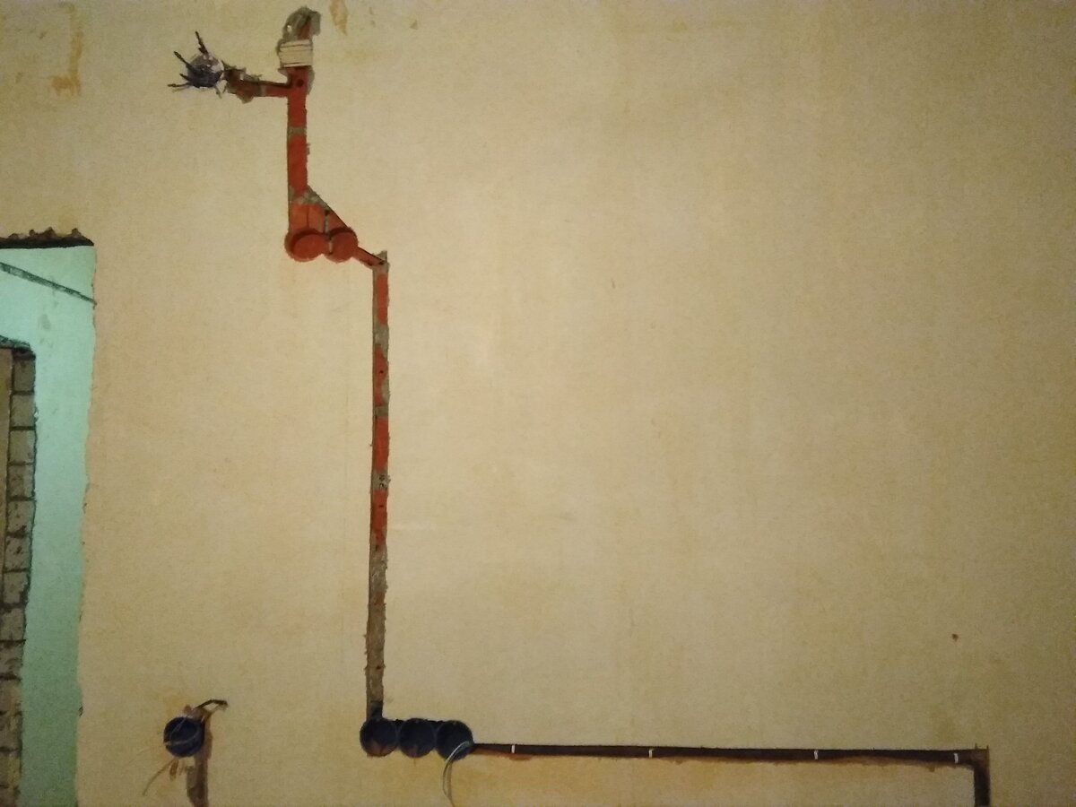 Начиная от дверного проема выключатель и розетки по проекту,  а сверху две розетки для ТВ