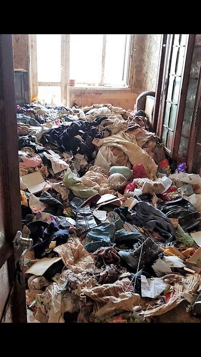 В груде мусора можно увидеть детский валенок и даже женский сапог...