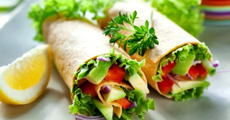 Соус для шаурмы – это тот компонент, благодаря которому, данное блюдо становится уникальным. В этой статье вы найдете советы и тонкости приготовления данного соуса в домашних условиях. Мы привыкли, что в ларьках нам подают жирное блюдо, обильно политое майонезом и завернутое в лаваш. Но мало кто догадывается, что шаурма может быть полезной и низкокалорийной.  