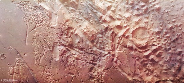 Область марсианской поверхности, известная как Хаос Авроры. Фотография получена с борта орбитальной станции «Марс-экспресс». Источник изображения: ESA/DLR/FU Berlin.