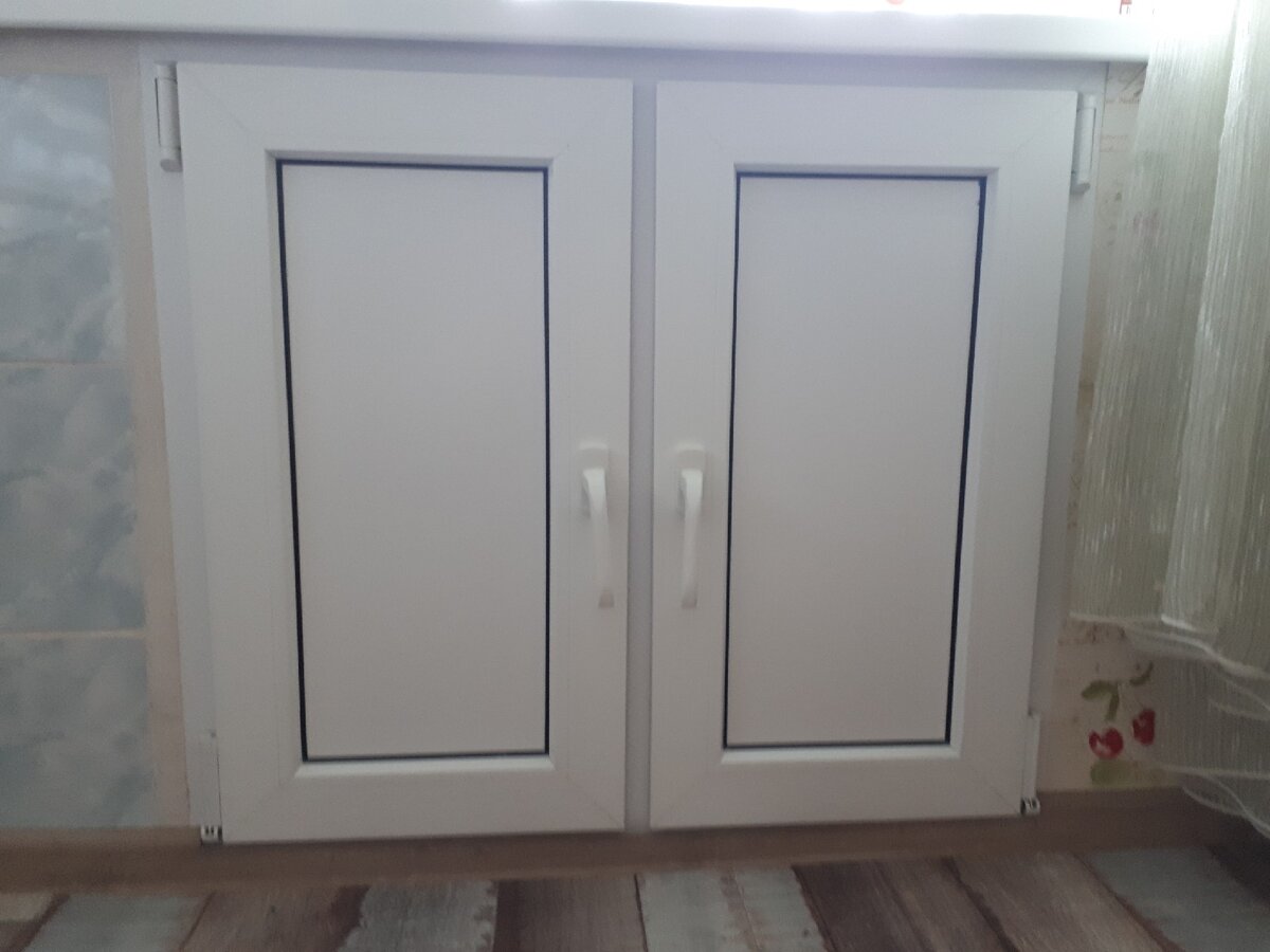 Абсолютно удобен и практичен,ручки чуть длинней подоконника,поэтому задеть их нет никакой возможности.В принципе гармонично смотрится с окном.Данное окно ведет на балкон,но теплей в холодильнике от этого не становится.