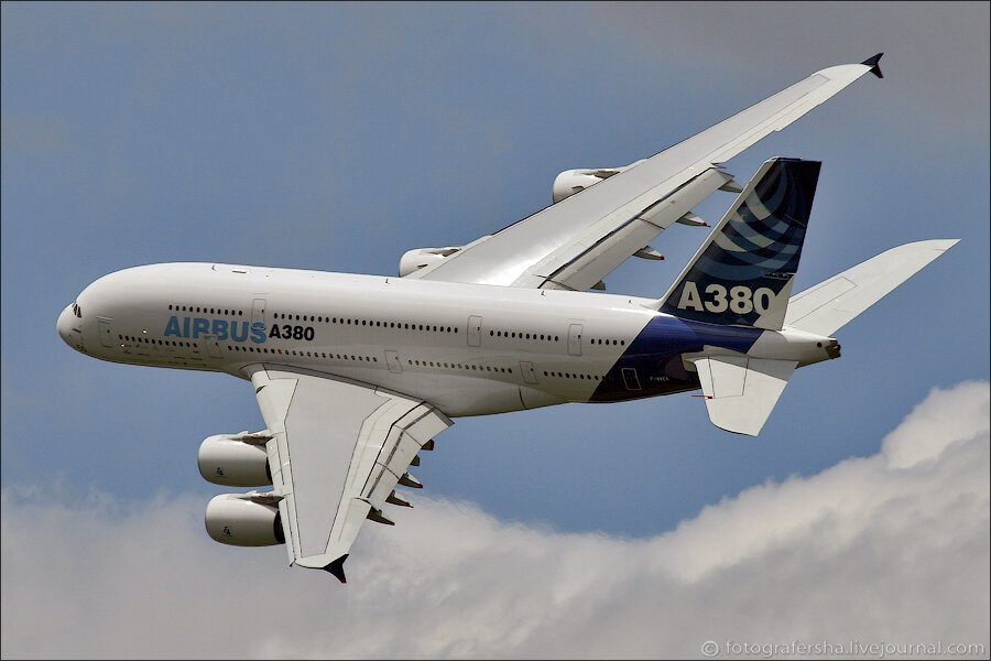 Самолёт Airbus a380. Эйрбас 380. Пассажирский самолёт Аэробус а380. Самый большой самолет Airbus a380.