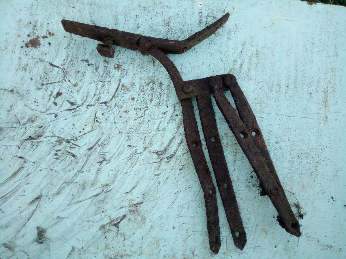 Первый артефакт. Ссылку на публикацию про него дам ниже.