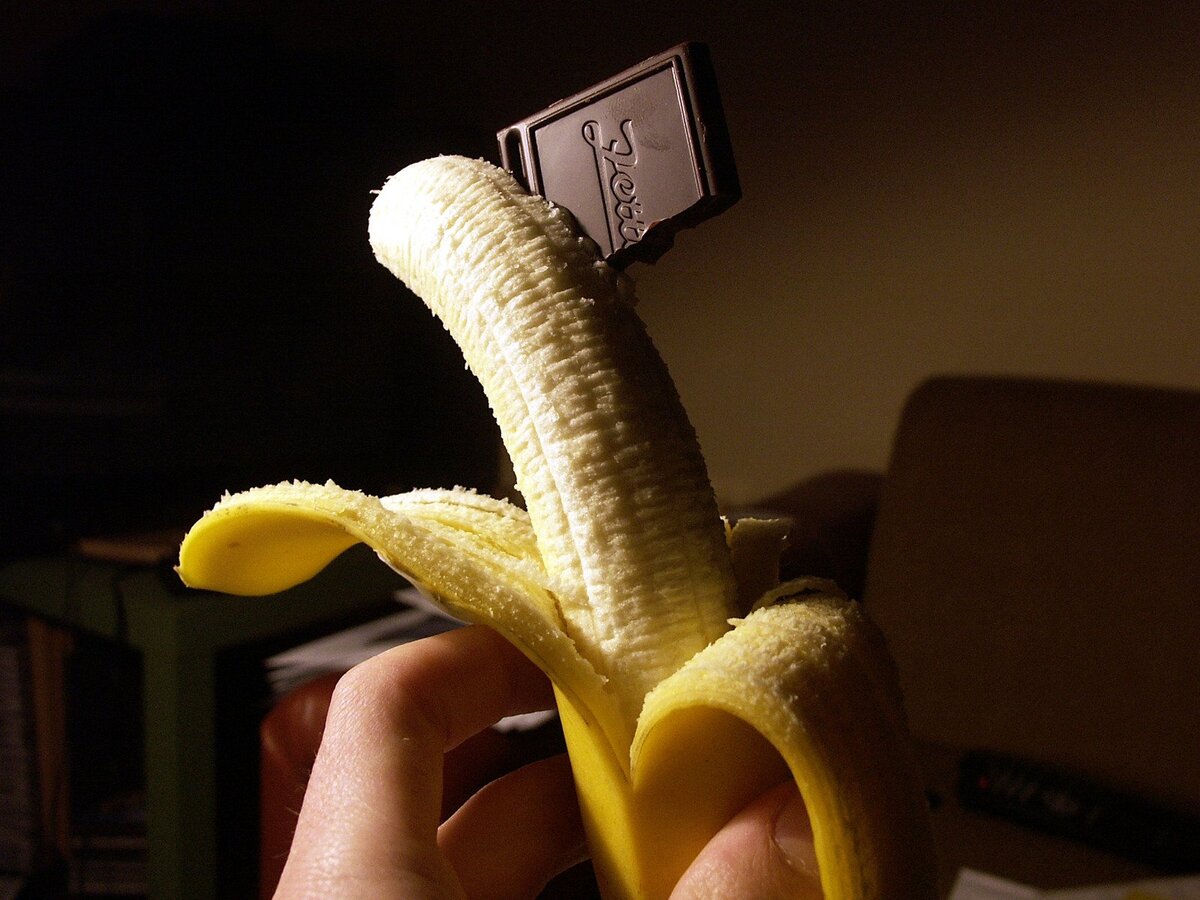 Банан в руке девушки