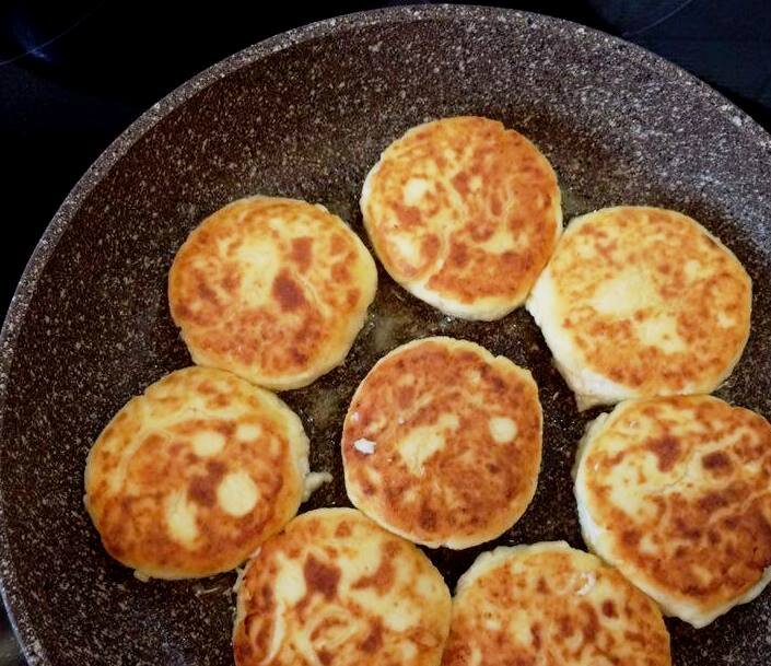сырники на сковороде. сырники из творога расплылись. сырники выкладывать ложкой на сковороду. сырники на сковороде. сырники на чугунной сковороде.