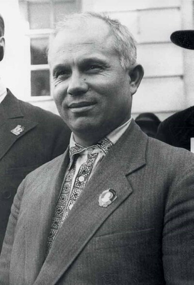 Носить вышиванки Хрущев начал чуть-ли не с детства. Не зря потом Сталин "любя" передразнивал его "Микиткой", что по словам Хрущева, пугало до жути, ведь с Украиной у него был связан один "грешок"