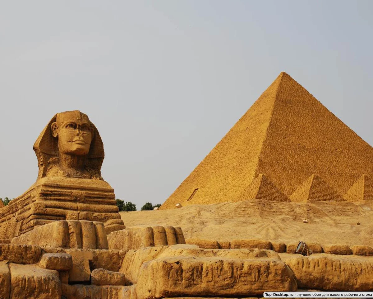 Страж египетской пирамиды. Пирамида Хеопса с финск. Египет пирамида Хеопса и сфинкс. Сфинкс пирамида в Египте. Сфинкс Страж пирамид Гизы.