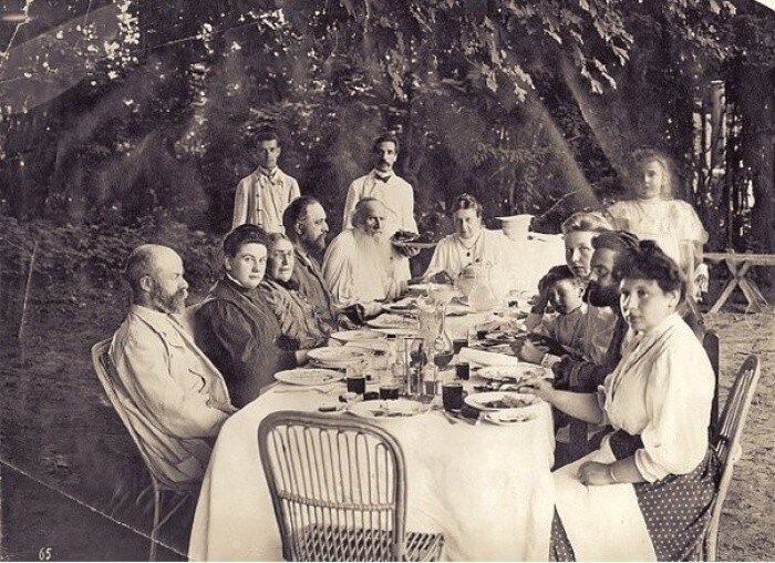 Семья Льва Николаевича за обедом.