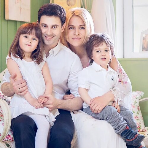 Макарские всей семьей. Фото с сайта:yandex/images