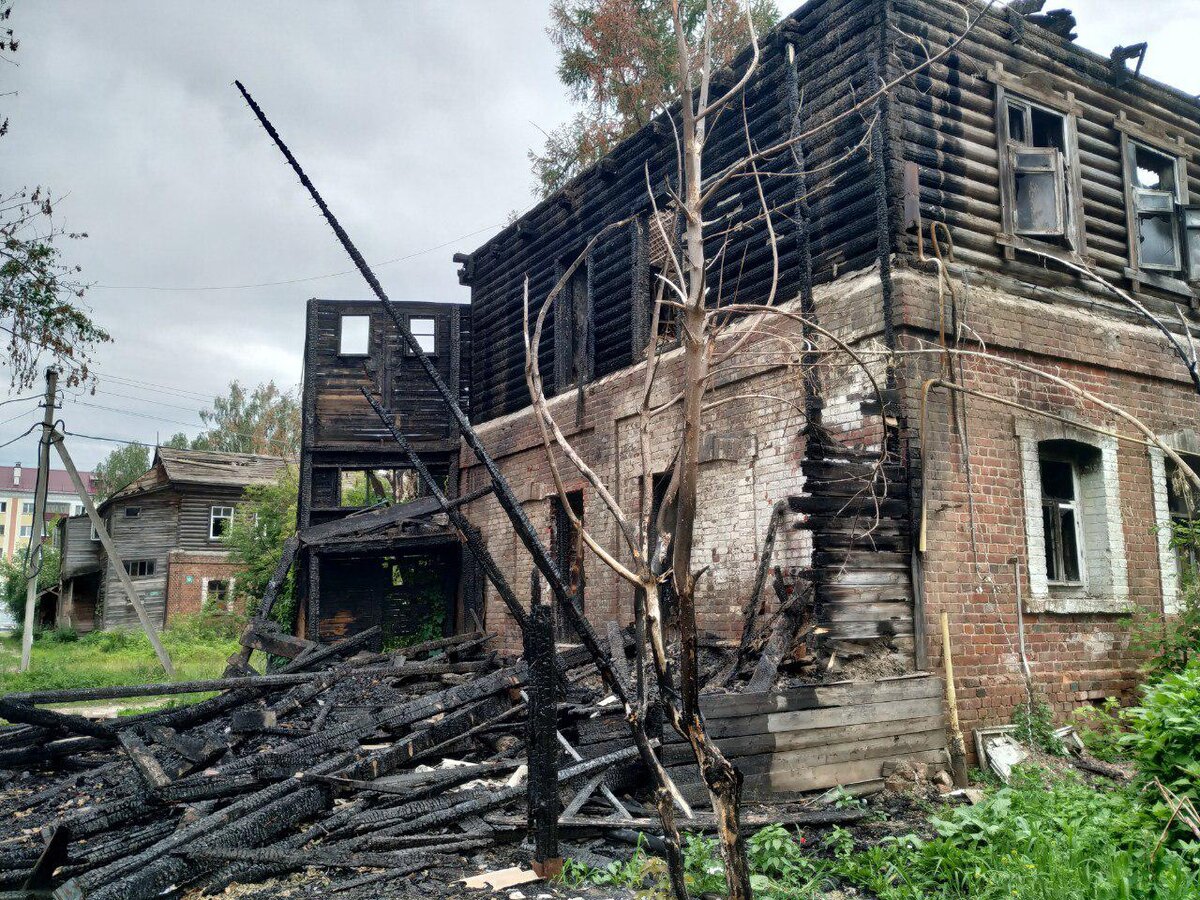 Сгоревший дом в Полукамушках 
