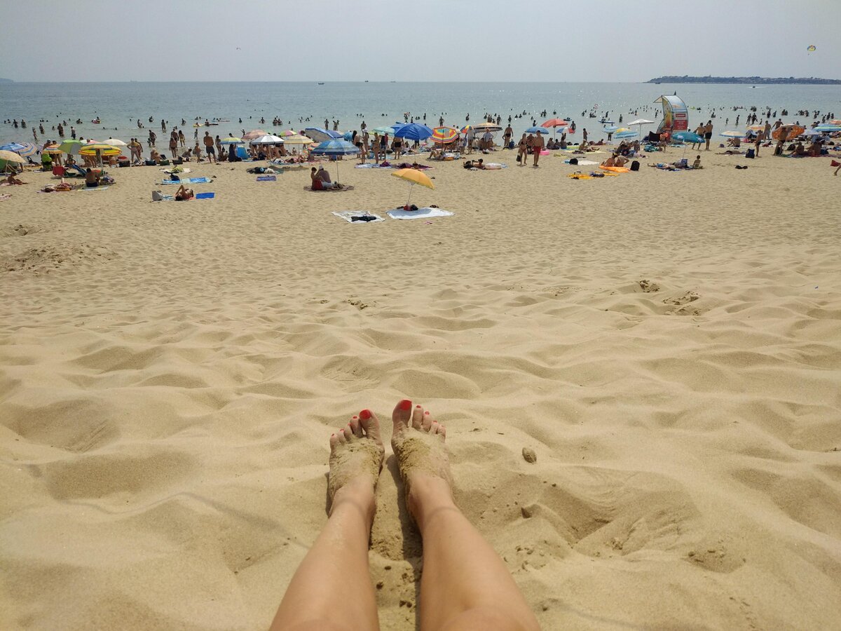 На пляже очень много людей и такое ощущение, что большинство из них - наши соотечественники