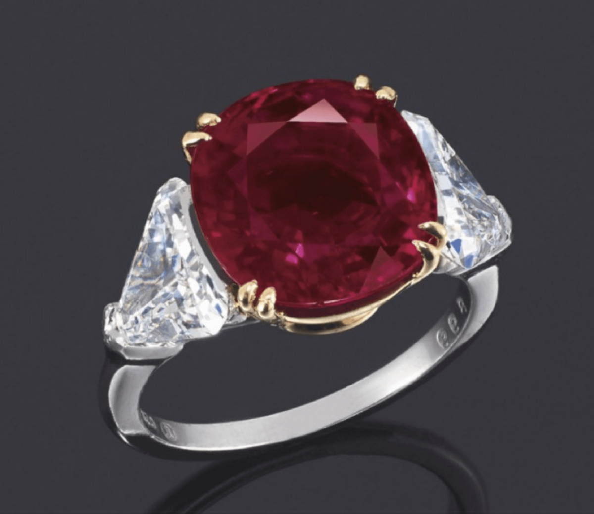 Платиновое кольцо от Harry Winston с бриллиантами и рубином "голубиной крови".